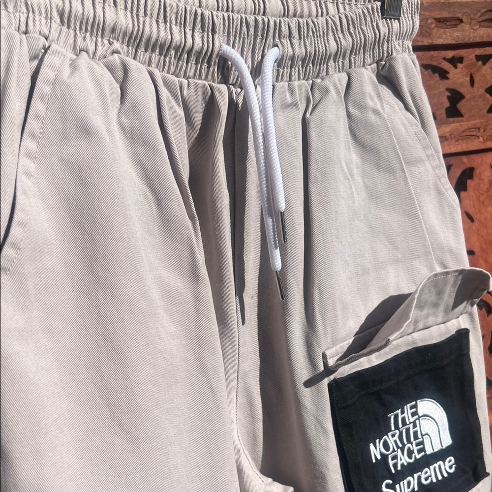 NWOT Auth The North Face Supreme Men's Gray Joggers L - Picture 9 of 10